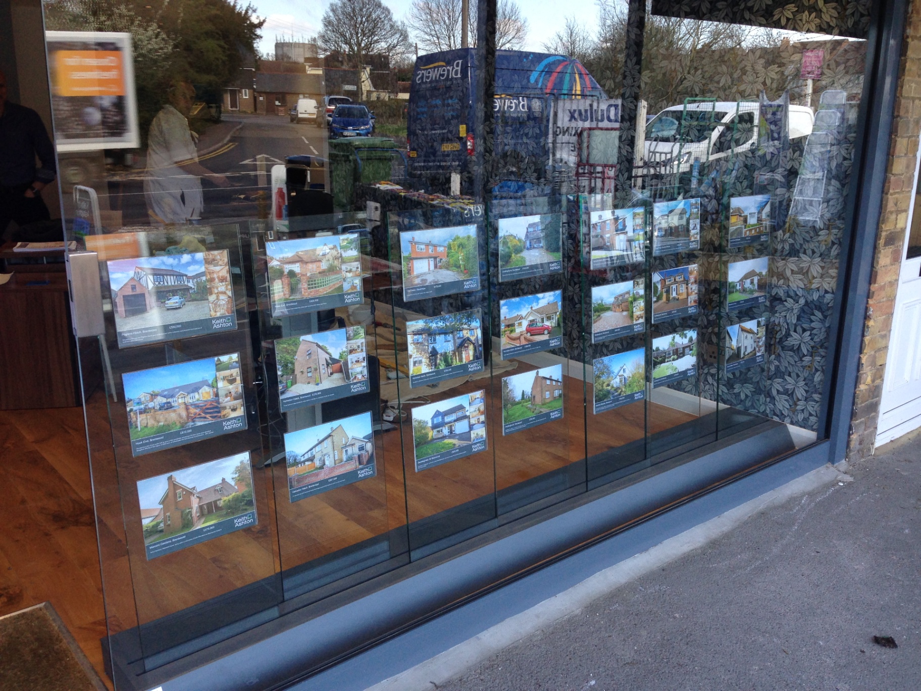 Non Illuminated Window Displays gallery 16