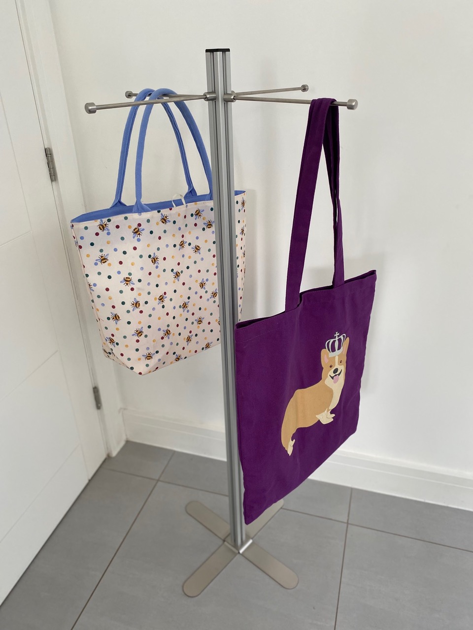 Queen corgi and bee print bags on X base stand
