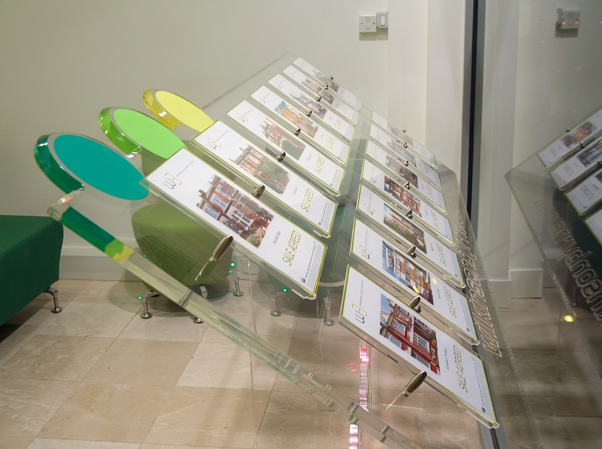 Non Illuminated Window Displays gallery 24